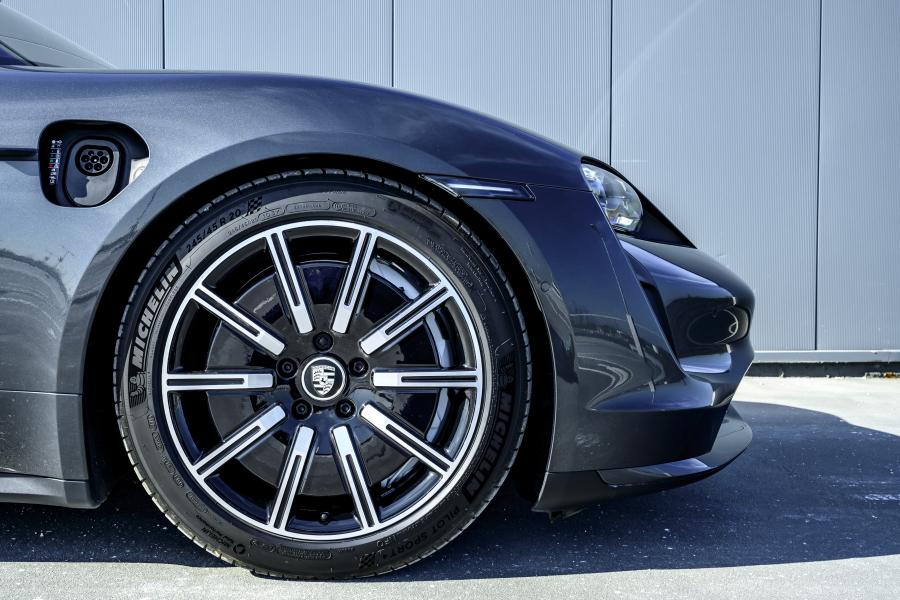 Колеса Porsche Taycan Turbo 2020 года  (UK) (фото 37 из 40)